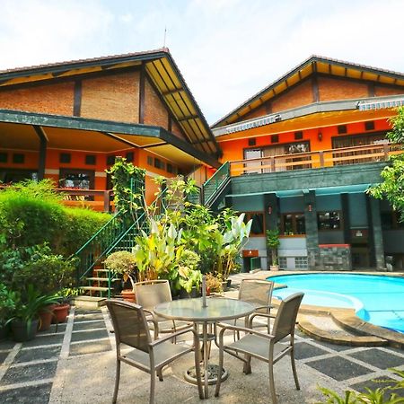 Kulem Cisitu Hotel Bandung Exterior photo