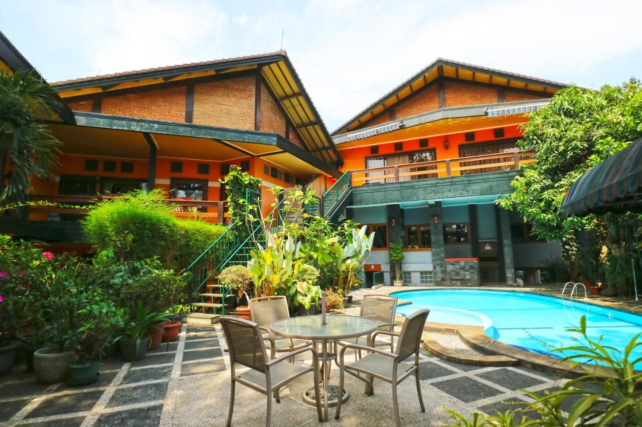 Kulem Cisitu Hotel Bandung Exterior photo